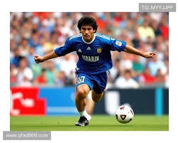 为什么棒球运动员在接捕高飞球时会不断挥手示意队友离开